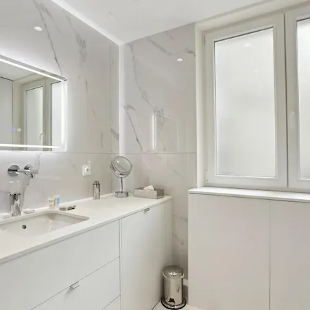 270 Haute - Superb In Paris. *