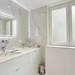 270 Haute - Superb In Paris. *